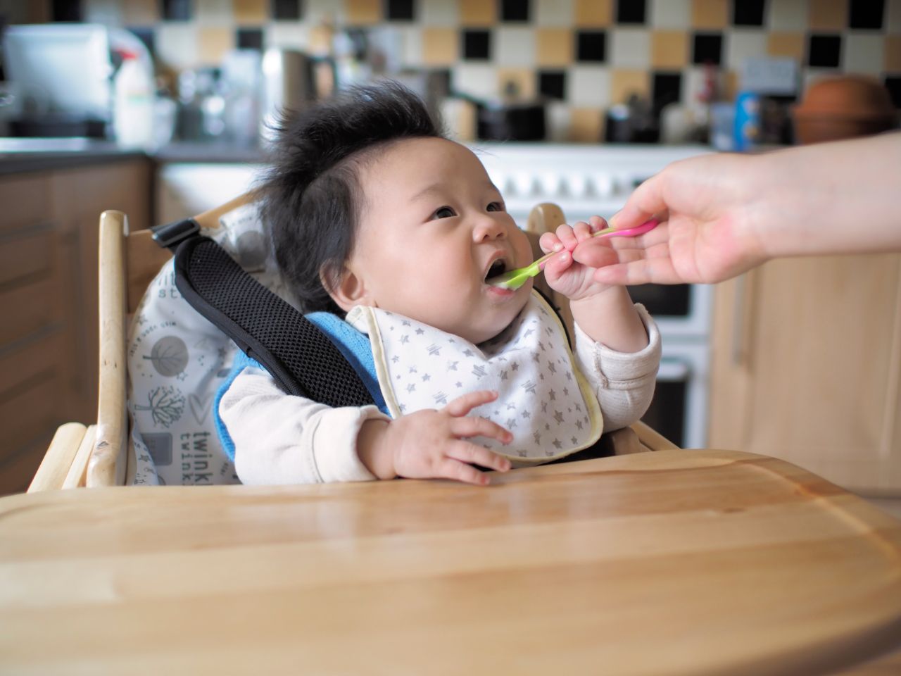 Teaching Your Baby to Use a Spoon: Step-by-Step Guide – Little Grubbers